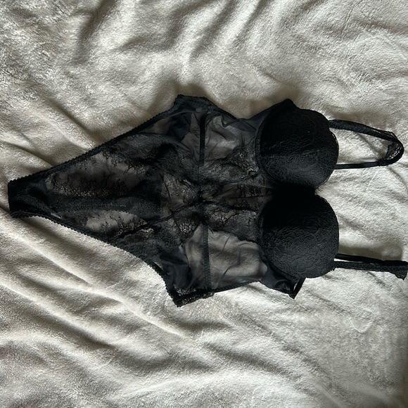 I wore this to the bar and I’m selling all my bar tops as I’m done college. - Picture 1 of 3